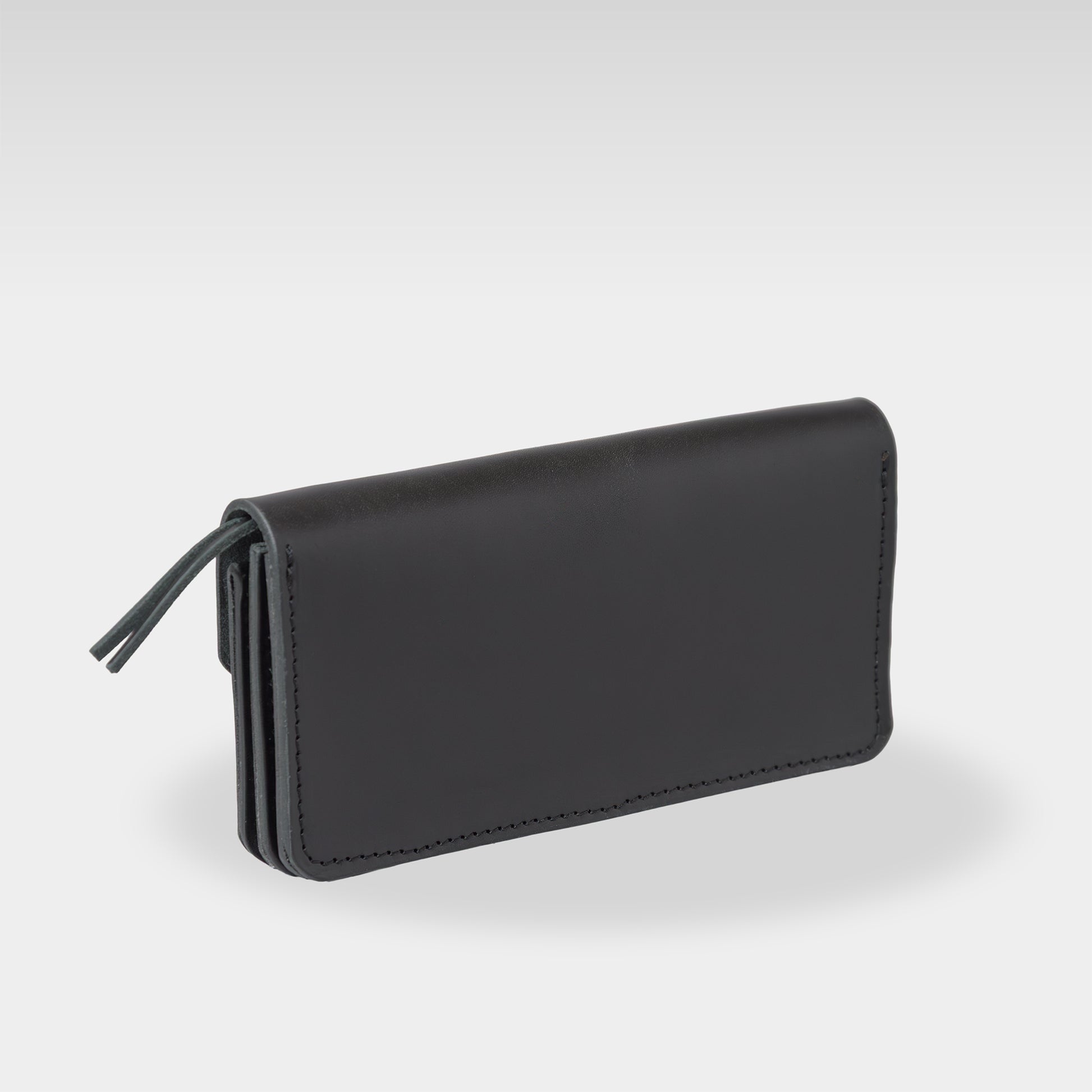 Roavan（ローバン） Gossipy Bunny（ゴシッピーバニー） Sodane（ソダネ） 長財布。国産ブラックレザーを使用し、スリムながら収納力に優れた本革ウォレット。カードやお札を整理しやすく、使うほどに艶が増すエイジングを楽しめる日本製レザーアイテム。