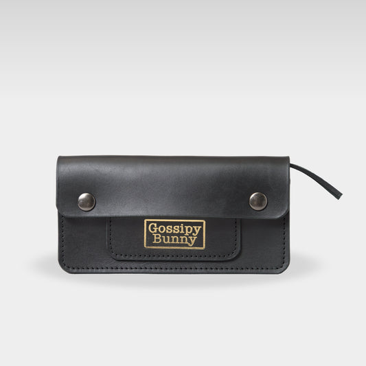 Roavan（ローバン） Gossipy Bunny（ゴシッピーバニー） Sodane（ソダネ） 長財布。国産ブラックレザーを使用し、スリムながら収納力に優れた本革ウォレット。カードやお札を整理しやすく、使うほどに艶が増すエイジングを楽しめる日本製レザーアイテム。