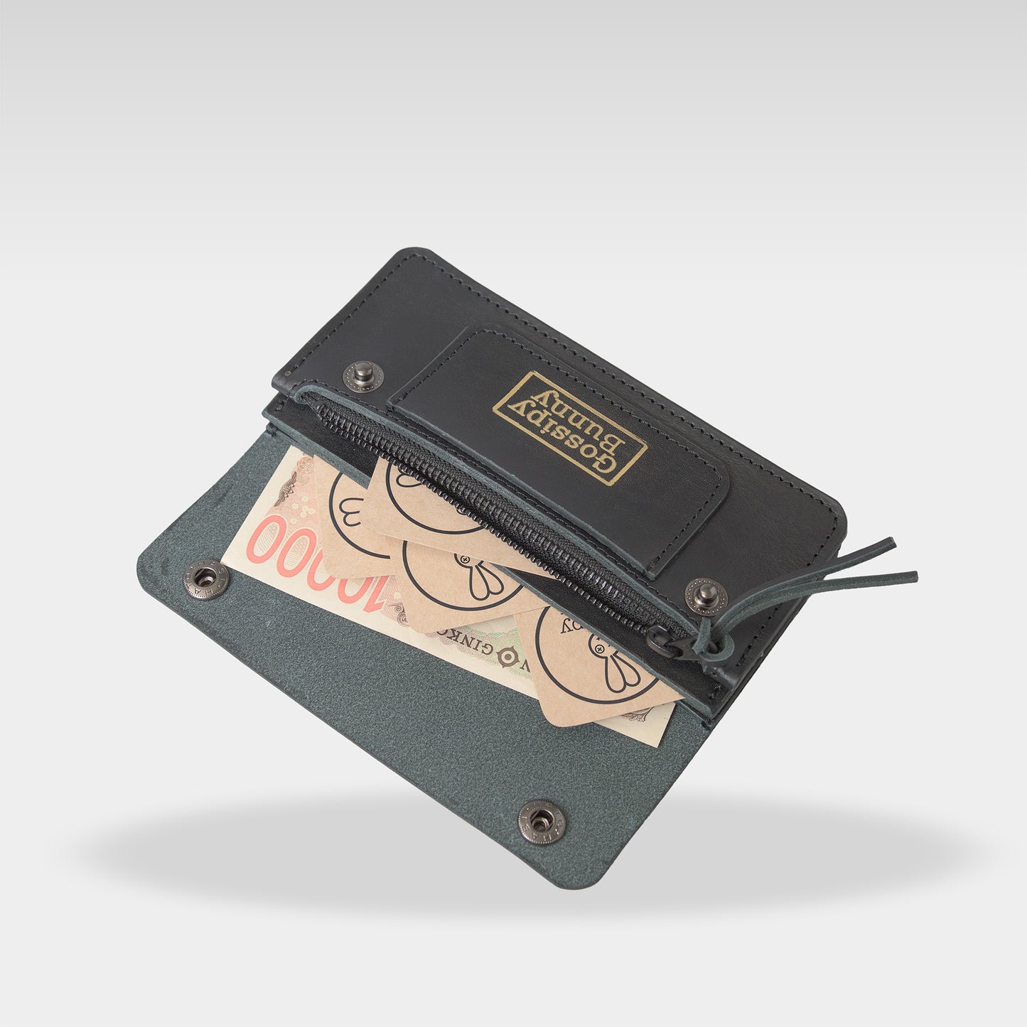 Roavan（ローバン） Gossipy Bunny（ゴシッピーバニー） Sodane（ソダネ） 長財布。国産ブラックレザーを使用し、スリムながら収納力に優れた本革ウォレット。カードやお札を整理しやすく、使うほどに艶が増すエイジングを楽しめる日本製レザーアイテム。