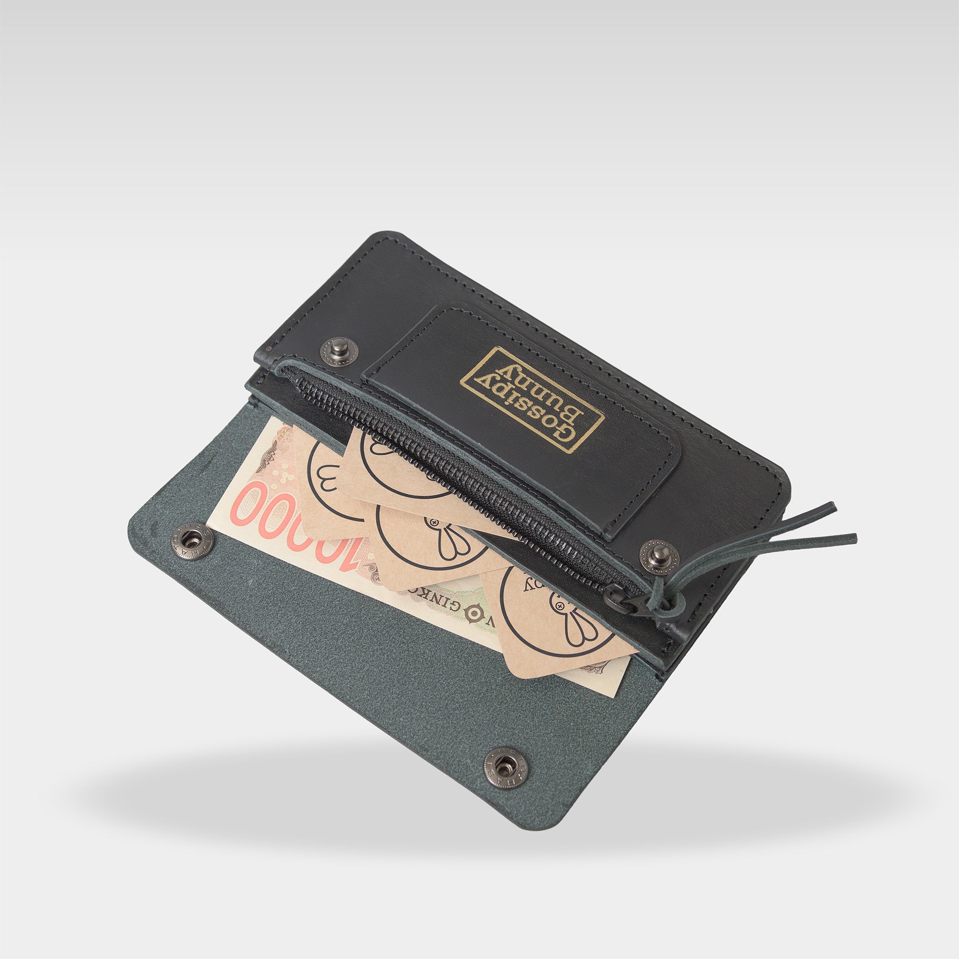 Roavan（ローバン） Gossipy Bunny（ゴシッピーバニー） Sodane（ソダネ） 長財布。国産ブラックレザーを使用し、スリムながら収納力に優れた本革ウォレット。カードやお札を整理しやすく、使うほどに艶が増すエイジングを楽しめる日本製レザーアイテム。