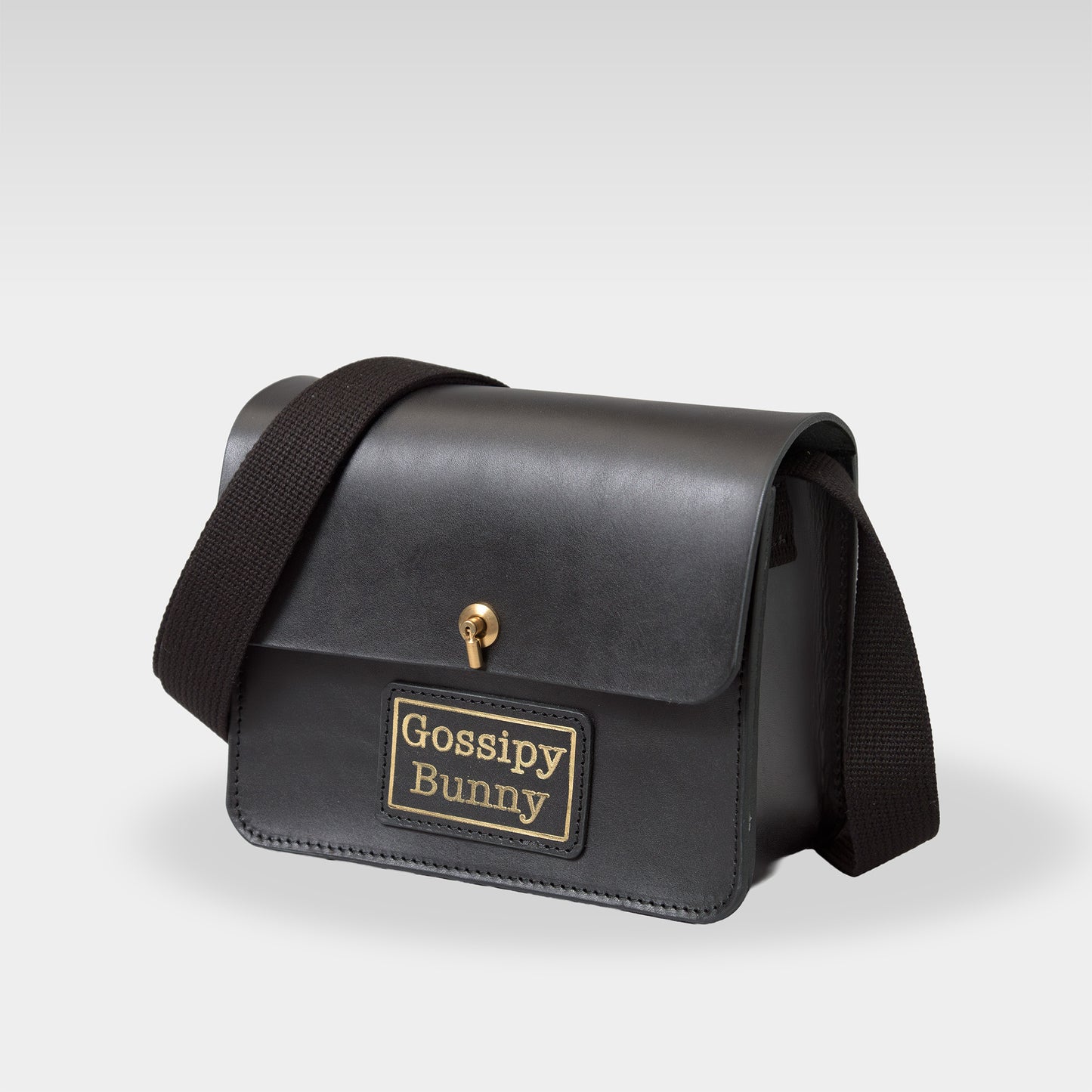 Roavan（ローバン） Gossipy Bunny（ゴシッピーバニー） Toy Box（トイボックス） 本革ショルダーバッグ。ブラックレザーと真鍮パーツを使用し、軽量で使いやすいボックス型デザイン。日常使いから旅行まで活躍する日本製レザーバッグ。