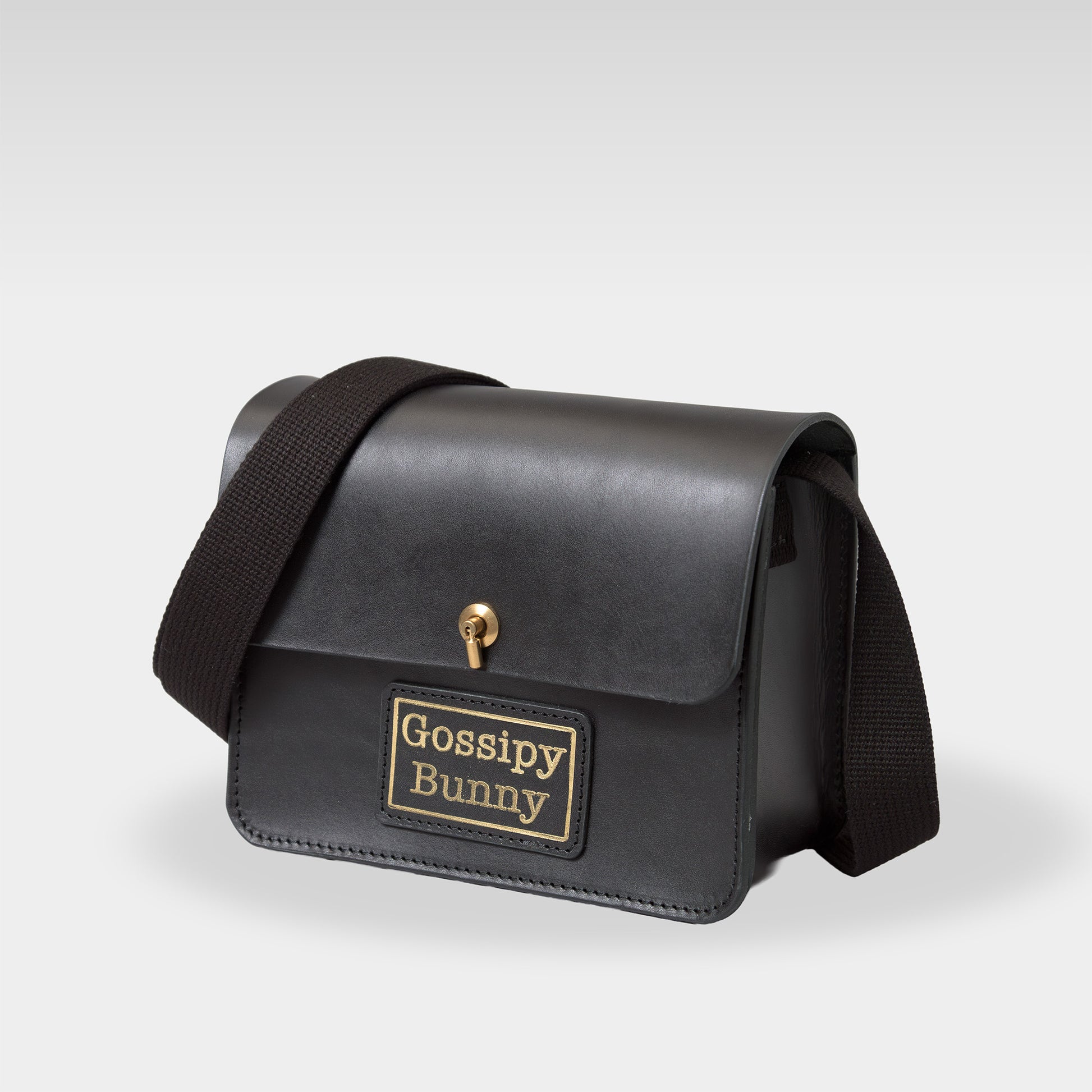 Roavan（ローバン） Gossipy Bunny（ゴシッピーバニー） Toy Box（トイボックス） 本革ショルダーバッグ。ブラックレザーと真鍮パーツを使用し、軽量で使いやすいボックス型デザイン。日常使いから旅行まで活躍する日本製レザーバッグ。