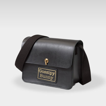 Roavan（ローバン） Gossipy Bunny（ゴシッピーバニー） Toy Box（トイボックス） 本革ショルダーバッグ。ブラックレザーと真鍮パーツを使用し、軽量で使いやすいボックス型デザイン。日常使いから旅行まで活躍する日本製レザーバッグ。