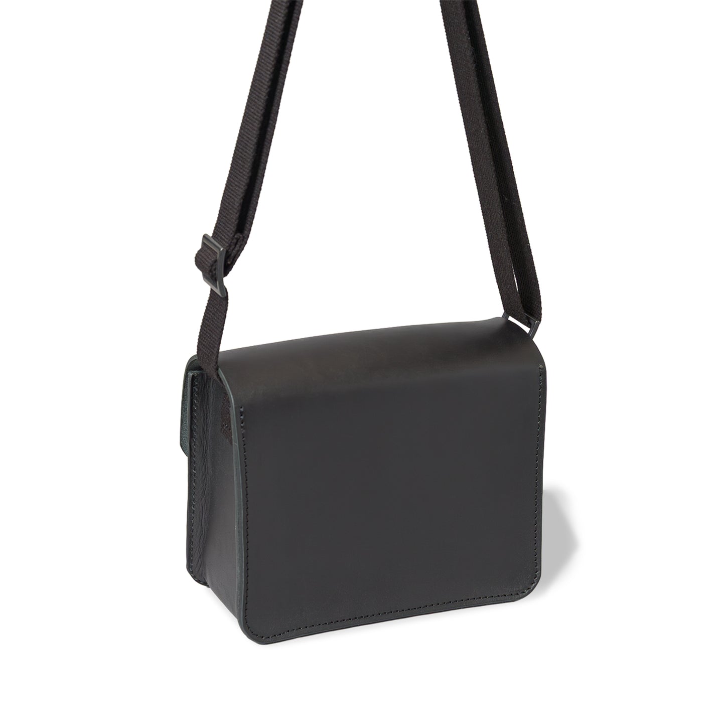 Roavan（ローバン） Gossipy Bunny（ゴシッピーバニー） Toy Box（トイボックス） ショルダーバッグ。国産ブラックレザーを使用した箱型一室構造で、真鍮製はとめ起こしによる片手開閉が可能な、散歩や日常の外出向けレザーバッグ。