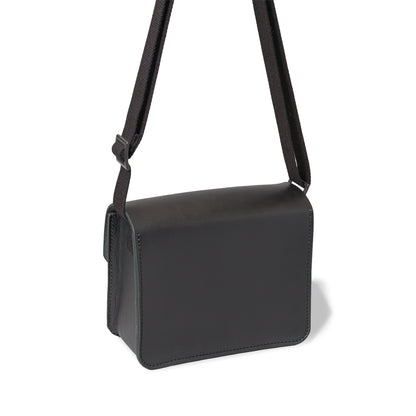 Roavan（ローバン） Gossipy Bunny（ゴシッピーバニー） Toy Box（トイボックス） ショルダーバッグ。国産ブラックレザーを使用した箱型一室構造で、真鍮製はとめ起こしによる片手開閉が可能な、散歩や日常の外出向けレザーバッグ。