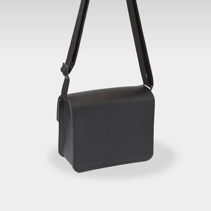 Roavan（ローバン） Gossipy Bunny（ゴシッピーバニー） Toy Box（トイボックス） 本革ショルダーバッグ。ブラックレザーと真鍮パーツを使用し、軽量で使いやすいボックス型デザイン。日常使いから旅行まで活躍する日本製レザーバッグ。