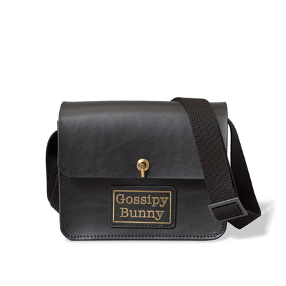 Roavan（ローバン） Gossipy Bunny（ゴシッピーバニー） Toy Box（トイボックス） ショルダーバッグ。国産ブラックレザーを使用した箱型一室構造で、真鍮製はとめ起こしによる片手開閉が可能な、散歩や日常の外出向けレザーバッグ。