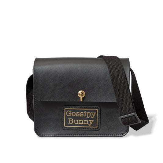 Roavan（ローバン） Gossipy Bunny（ゴシッピーバニー） Toy Box（トイボックス） ショルダーバッグ。国産ブラックレザーを使用した箱型一室構造で、真鍮製はとめ起こしによる片手開閉が可能な、散歩や日常の外出向けレザーバッグ。