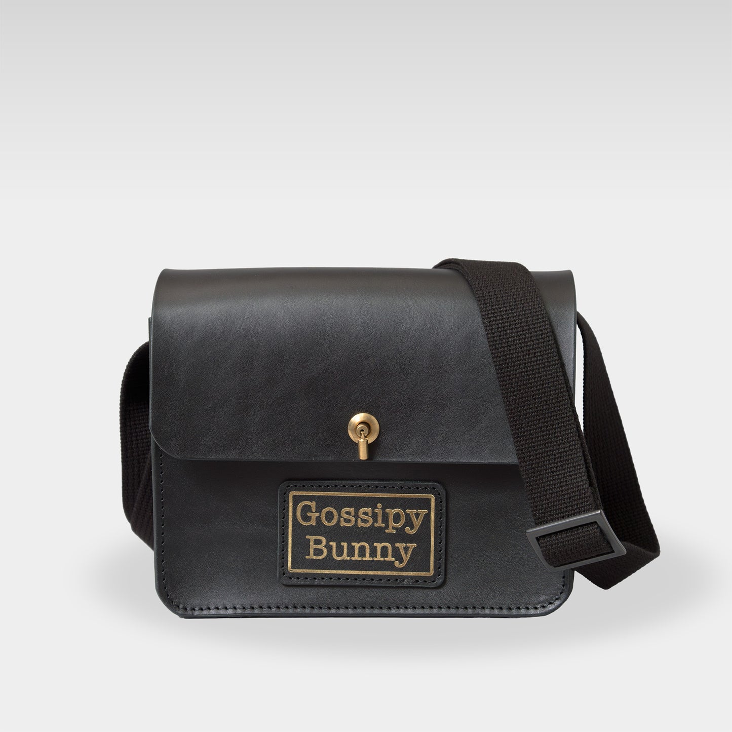 Roavan（ローバン） Gossipy Bunny（ゴシッピーバニー） Toy Box（トイボックス） 本革ショルダーバッグ。ブラックレザーと真鍮パーツを使用し、軽量で使いやすいボックス型デザイン。日常使いから旅行まで活躍する日本製レザーバッグ。