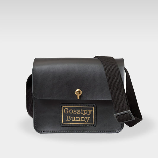 Roavan（ローバン） Gossipy Bunny（ゴシッピーバニー） Toy Box（トイボックス） 本革ショルダーバッグ。ブラックレザーと真鍮パーツを使用し、軽量で使いやすいボックス型デザイン。日常使いから旅行まで活躍する日本製レザーバッグ。