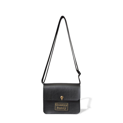 Roavan（ローバン） Gossipy Bunny（ゴシッピーバニー） Toy Box（トイボックス） ショルダーバッグ。国産ブラックレザーを使用した箱型一室構造で、真鍮製はとめ起こしによる片手開閉が可能な、散歩や日常の外出向けレザーバッグ。