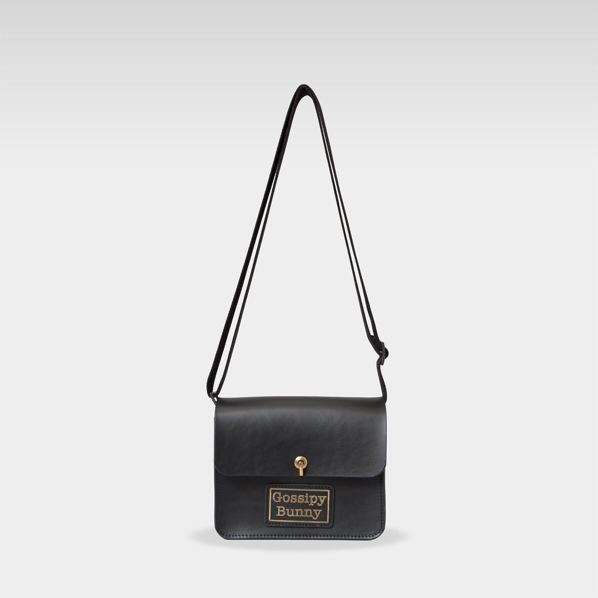 Roavan（ローバン） Gossipy Bunny（ゴシッピーバニー） Toy Box（トイボックス） 本革ショルダーバッグ。ブラックレザーと真鍮パーツを使用し、軽量で使いやすいボックス型デザイン。日常使いから旅行まで活躍する日本製レザーバッグ。