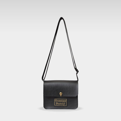 Roavan（ローバン） Gossipy Bunny（ゴシッピーバニー） Toy Box（トイボックス） 本革ショルダーバッグ。ブラックレザーと真鍮パーツを使用し、軽量で使いやすいボックス型デザイン。日常使いから旅行まで活躍する日本製レザーバッグ。