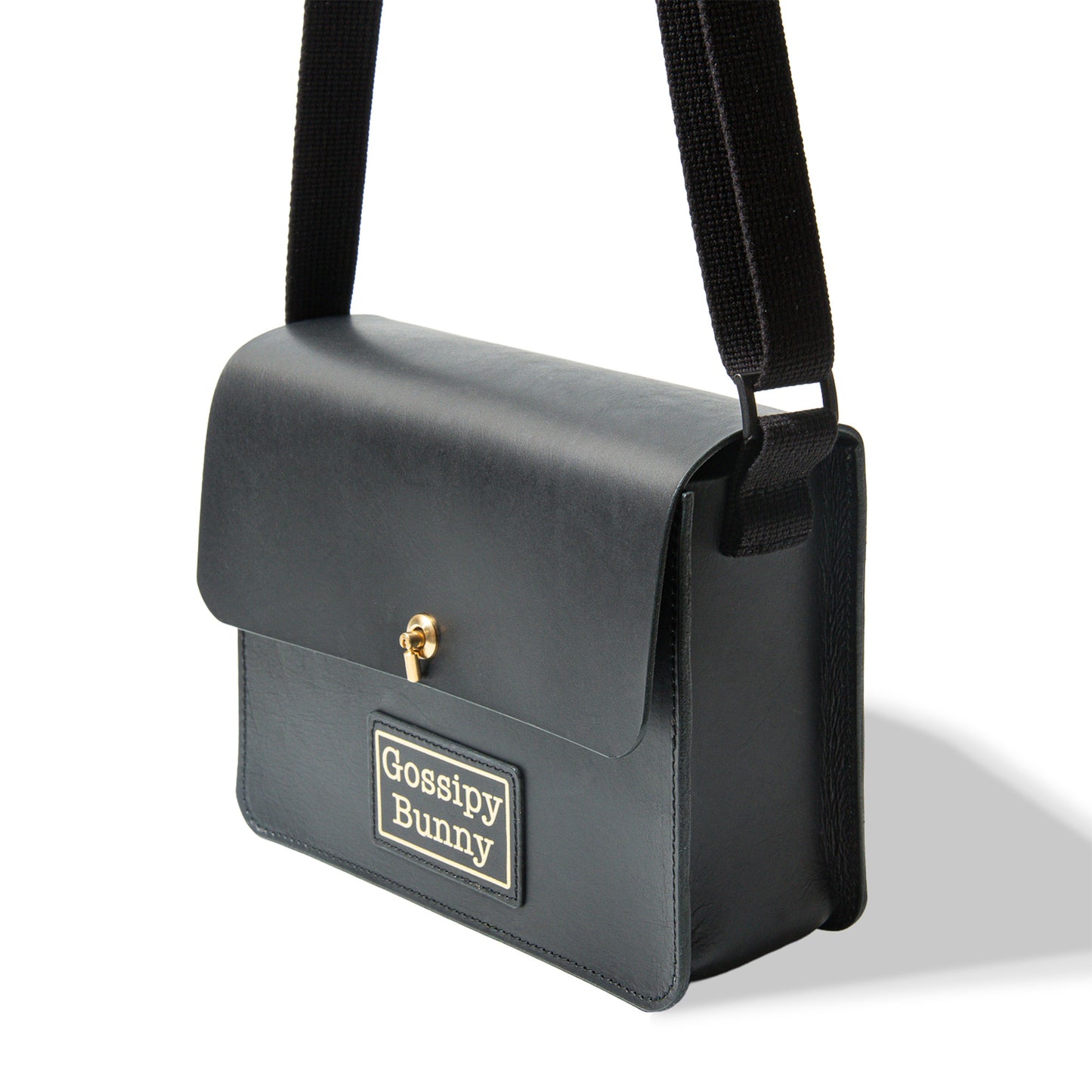 ROAVAN（ローバン）のGossipy Bunny（ゴシッピーバニー）Toy Box Plus（トイボックス プラス）ショルダーバッグ。国産ブラックレザーと真鍮金具を使用した箱型構造で、長財布やiPad mini、A5サイズのノートが収納できる軽量コンパクトなモデルです。