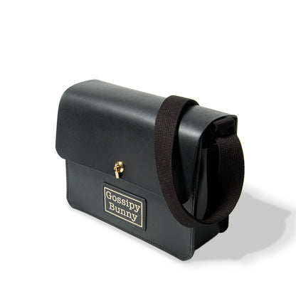 ROAVAN（ローバン）のGossipy Bunny（ゴシッピーバニー）Toy Box Plus（トイボックス プラス）ショルダーバッグ。国産ブラックレザーと真鍮金具を使用した箱型構造で、長財布やiPad mini、A5サイズのノートが収納できる軽量コンパクトなモデルです。