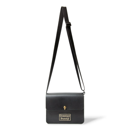 ROAVAN（ローバン）のGossipy Bunny（ゴシッピーバニー）Toy Box Plus（トイボックス プラス）ショルダーバッグ。国産ブラックレザーと真鍮金具を使用した箱型構造で、長財布やiPad mini、A5サイズのノートが収納できる軽量コンパクトなモデルです。