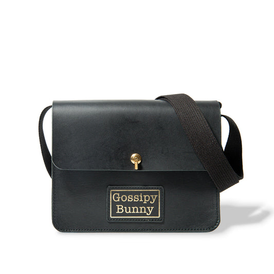ROAVAN（ローバン）のGossipy Bunny（ゴシッピーバニー）Toy Box Plus（トイボックス プラス）ショルダーバッグ。国産ブラックレザーと真鍮金具を使用した箱型構造で、長財布やiPad mini、A5サイズのノートが収納できる軽量コンパクトなモデルです。