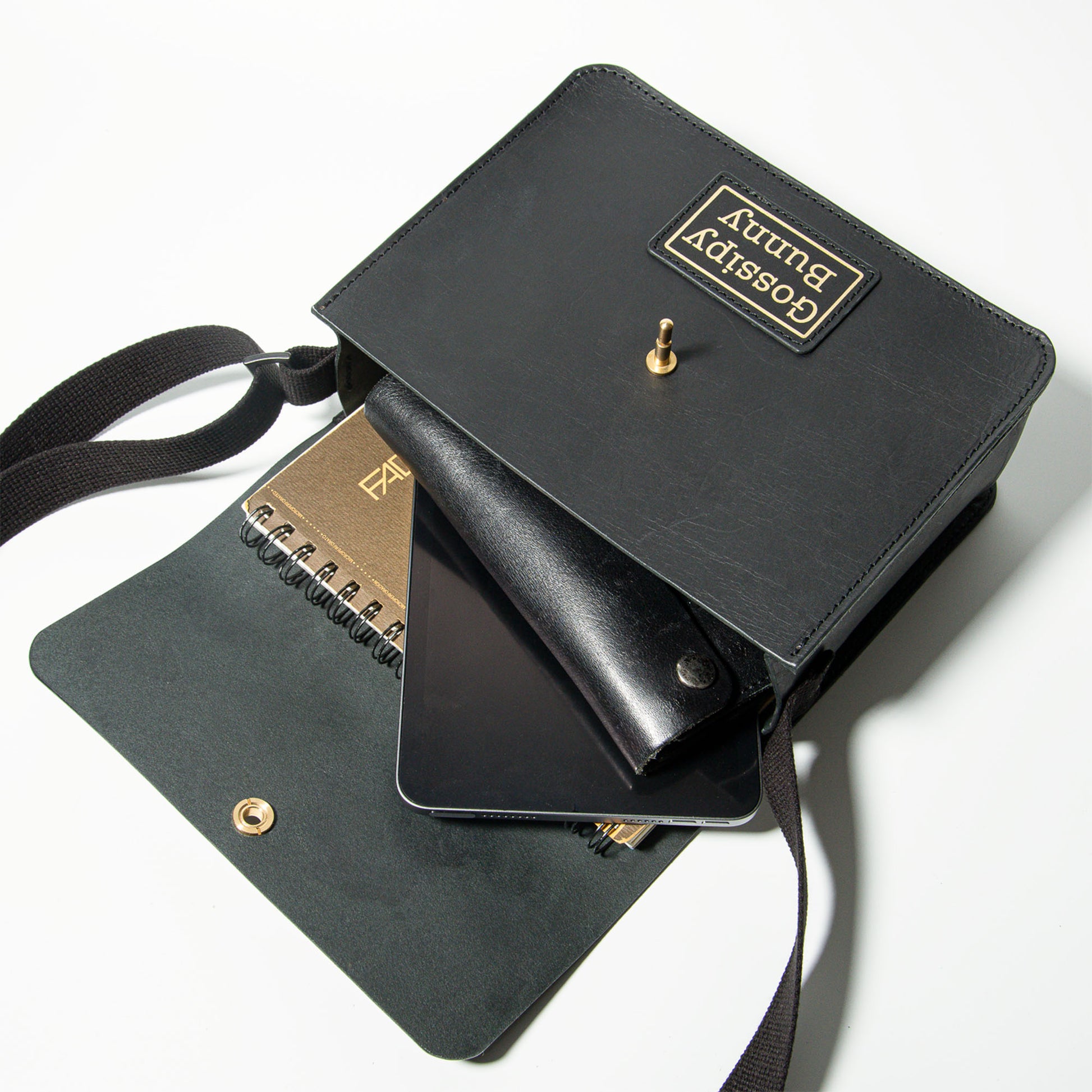 ROAVAN（ローバン）のGossipy Bunny（ゴシッピーバニー）Toy Box Plus（トイボックス プラス）ショルダーバッグ。国産ブラックレザーと真鍮金具を使用した箱型構造で、長財布やiPad mini、A5サイズのノートが収納できる軽量コンパクトなモデルです。