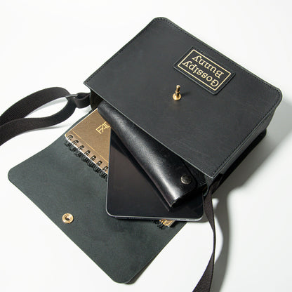 ROAVAN（ローバン）のGossipy Bunny（ゴシッピーバニー）Toy Box Plus（トイボックス プラス）ショルダーバッグ。国産ブラックレザーと真鍮金具を使用した箱型構造で、長財布やiPad mini、A5サイズのノートが収納できる軽量コンパクトなモデルです。