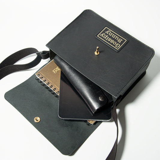 ROAVAN（ローバン）のGossipy Bunny（ゴシッピーバニー）Toy Box Plus（トイボックス プラス）ショルダーバッグ。国産ブラックレザーと真鍮金具を使用した箱型構造で、長財布やiPad mini、A5サイズのノートが収納できる軽量コンパクトなモデルです。