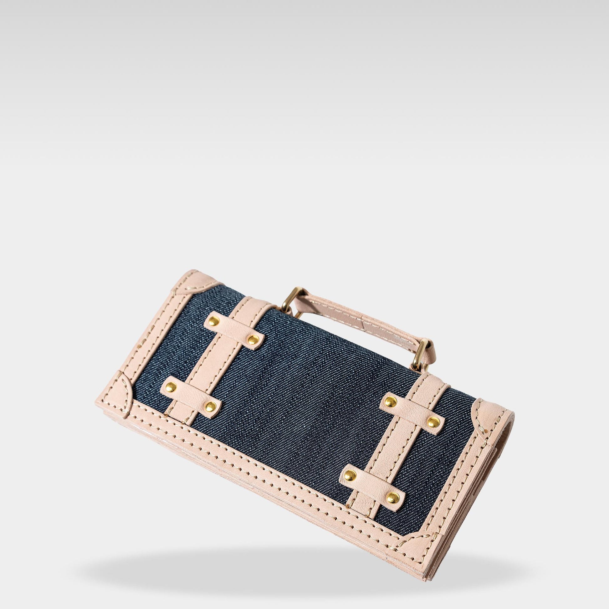 Roavan（ローバン） RASWING（ラスウィング） Tranaldo（トラナルド） 長財布。栃木レザーと倉敷デニム（ムラ糸）を使用した一枚革仕立ての堅牢なロングウォレット。トランクケースをモチーフに、職人が一点ずつ受注生産。時間とともに飴色に育つ本革と、美しいアタリが出るデニムが融合した、育てる楽しみを味わえる日本製財布。