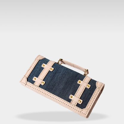 Roavan（ローバン） RASWING（ラスウィング） Tranaldo（トラナルド） 長財布。栃木レザーと倉敷デニム（ムラ糸）を使用した一枚革仕立ての堅牢なロングウォレット。トランクケースをモチーフに、職人が一点ずつ受注生産。時間とともに飴色に育つ本革と、美しいアタリが出るデニムが融合した、育てる楽しみを味わえる日本製財布。