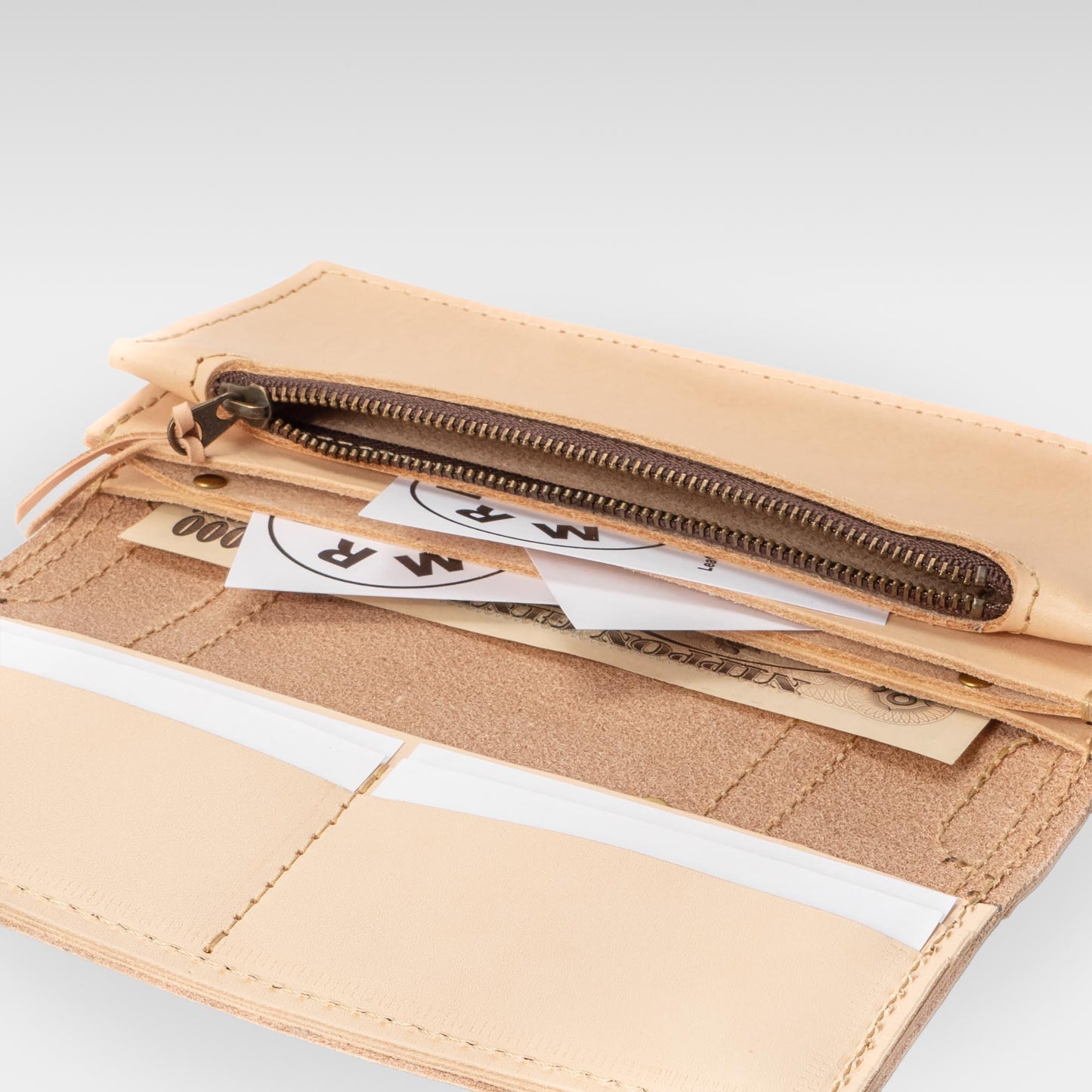 Roavan（ローバン） RASWING（ラスウィング） Tranaldo（トラナルド） 長財布。栃木レザーと倉敷デニム（ムラ糸）を使用した一枚革仕立ての堅牢なロングウォレット。トランクケースをモチーフに、職人が一点ずつ受注生産。時間とともに飴色に育つ本革と、美しいアタリが出るデニムが融合した、育てる楽しみを味わえる日本製財布。