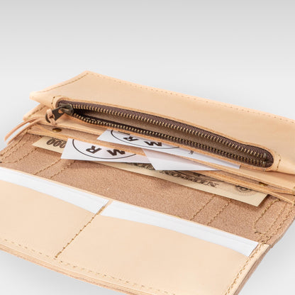 Roavan（ローバン） RASWING（ラスウィング） Tranaldo（トラナルド） 長財布。栃木レザーと倉敷デニム（ムラ糸）を使用した一枚革仕立ての堅牢なロングウォレット。トランクケースをモチーフに、職人が一点ずつ受注生産。時間とともに飴色に育つ本革と、美しいアタリが出るデニムが融合した、育てる楽しみを味わえる日本製財布。