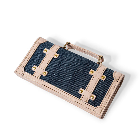 Roavan（ローバン） RASWING（ラスウィング） Tranaldo（トラナルド） 長財布。栃木レザーと倉敷デニム（ムラ糸）を使用した一枚革仕立ての堅牢なロングウォレット。トランクケースをモチーフに、職人が一点ずつ受注生産。時間とともに飴色に育つ本革と、美しいアタリが出るデニムが融合した、育てる楽しみを味わえる日本製財布。