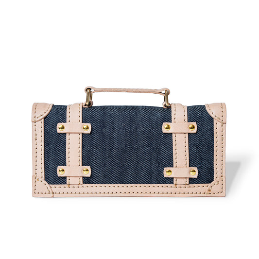 Roavan（ローバン） RASWING（ラスウィング） Tranaldo（トラナルド） 長財布。栃木レザーと倉敷デニム（ムラ糸）を使用した一枚革仕立ての堅牢なロングウォレット。トランクケースをモチーフに、職人が一点ずつ受注生産。時間とともに飴色に育つ本革と、美しいアタリが出るデニムが融合した、育てる楽しみを味わえる日本製財布。