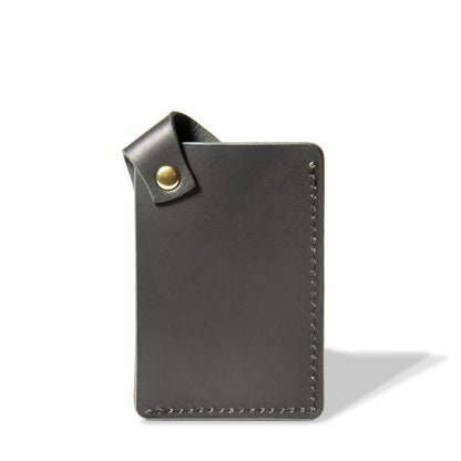 Roavan（ローバン） Gossipy Bunny（ゴシッピーバニー） Tricksy（トリクシー） カードケース。日本製ブラックレザーを使用し、名刺やICカードを収納できるウサギ耳フラップ付きのカードケース。