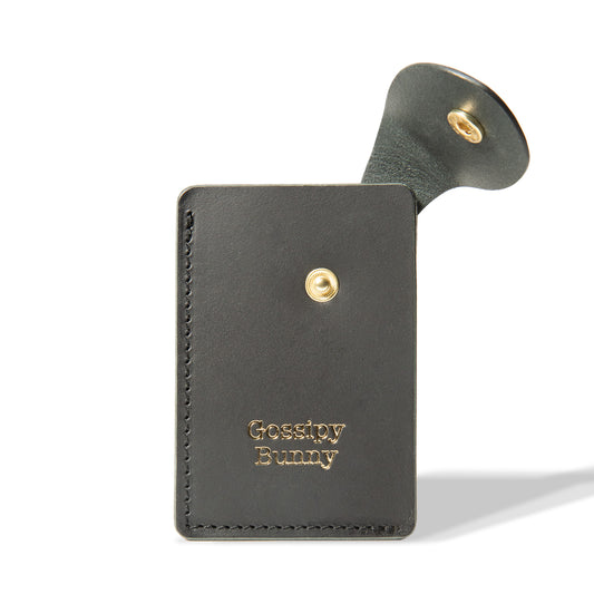 Roavan（ローバン） Gossipy Bunny（ゴシッピーバニー） Tricksy（トリクシー） カードケース。日本製ブラックレザーを使用し、名刺やICカードを収納できるウサギ耳フラップ付きのカードケース。