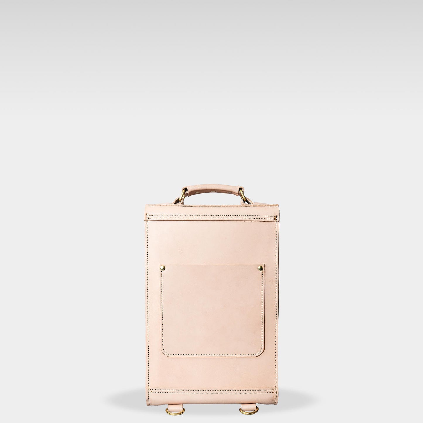 ROAVAN（ローバン） RASWING（ラスウィング） Vertiq（ヴァーティック） 縦型バックパック。栃木レザーと岡山県倉敷デニム（ムラ糸）を使用した日本製レザーバッグ。縦のラインを際立たせた端正なフォルムと、薄物向けの背面ポケットを備えたデザイン。経年変化で革とデニムが深みを増し、使うほどに艶と味わいを育てる縦型バックパック。