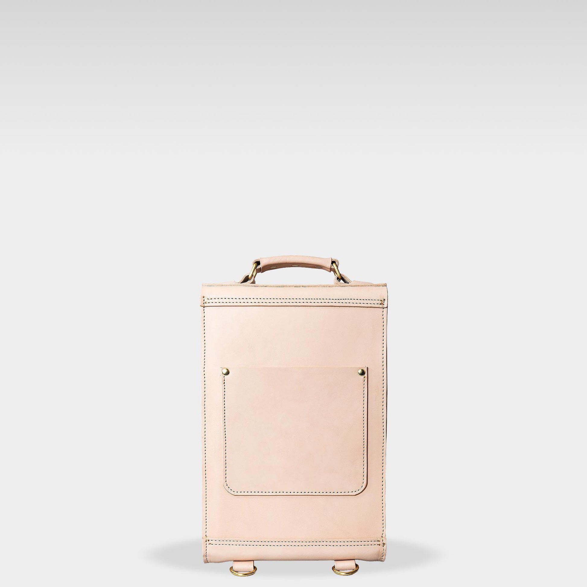 ROAVAN（ローバン） RASWING（ラスウィング） Vertiq（ヴァーティック） 縦型バックパック。栃木レザーと岡山県倉敷デニム（ムラ糸）を使用した日本製レザーバッグ。縦のラインを際立たせた端正なフォルムと、薄物向けの背面ポケットを備えたデザイン。経年変化で革とデニムが深みを増し、使うほどに艶と味わいを育てる縦型バックパック。