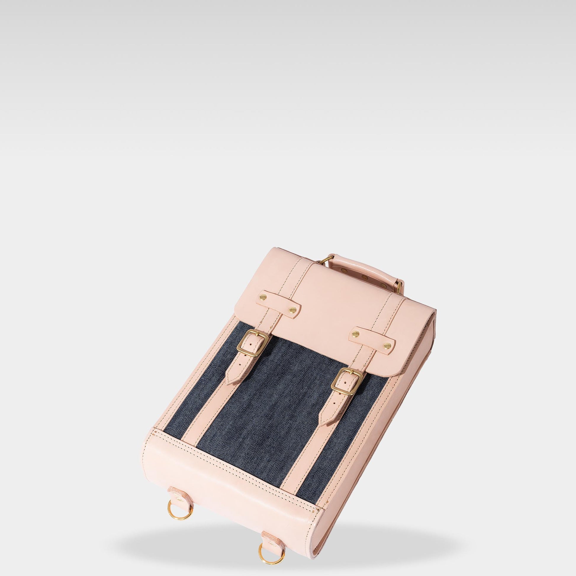 ROAVAN（ローバン） RASWING（ラスウィング） Vertiq（ヴァーティック） 縦型バックパック。栃木レザーと岡山県倉敷デニム（ムラ糸）を使用した日本製レザーバッグ。縦のラインを際立たせた端正なフォルムと、薄物向けの背面ポケットを備えたデザイン。経年変化で革とデニムが深みを増し、使うほどに艶と味わいを育てる縦型バックパック。