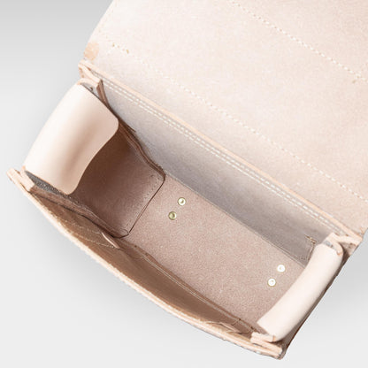 ROAVAN（ローバン） RASWING（ラスウィング） Vertiq（ヴァーティック） 縦型バックパック。栃木レザーと岡山県倉敷デニム（ムラ糸）を使用した日本製レザーバッグ。縦のラインを際立たせた端正なフォルムと、薄物向けの背面ポケットを備えたデザイン。経年変化で革とデニムが深みを増し、使うほどに艶と味わいを育てる縦型バックパック。