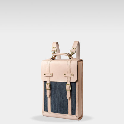 ROAVAN（ローバン） RASWING（ラスウィング） Vertiq（ヴァーティック） 縦型バックパック。栃木レザーと岡山県倉敷デニム（ムラ糸）を使用した日本製レザーバッグ。縦のラインを際立たせた端正なフォルムと、薄物向けの背面ポケットを備えたデザイン。経年変化で革とデニムが深みを増し、使うほどに艶と味わいを育てる縦型バックパック。