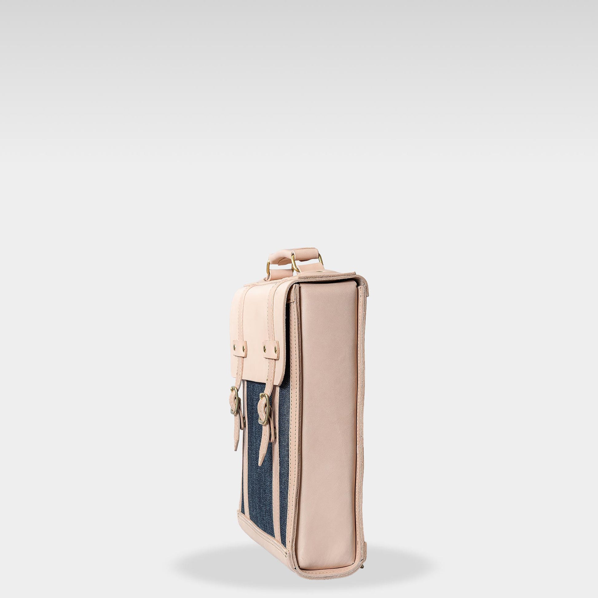 ROAVAN（ローバン） RASWING（ラスウィング） Vertiq（ヴァーティック） 縦型バックパック。栃木レザーと岡山県倉敷デニム（ムラ糸）を使用した日本製レザーバッグ。縦のラインを際立たせた端正なフォルムと、薄物向けの背面ポケットを備えたデザイン。経年変化で革とデニムが深みを増し、使うほどに艶と味わいを育てる縦型バックパック。