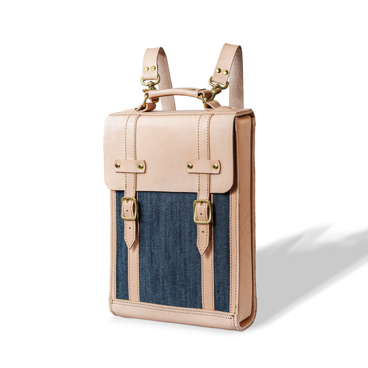 ROAVAN（ローバン） RASWING（ラスウィング） Vertiq（ヴァーティック） 縦型バックパック。栃木レザーと岡山県倉敷デニム（ムラ糸）を使用した日本製レザーバッグ。縦のラインを際立たせた端正なフォルムと、薄物向けの背面ポケットを備えたデザイン。経年変化で革とデニムが深みを増し、使うほどに艶と味わいを育てる縦型バックパック。