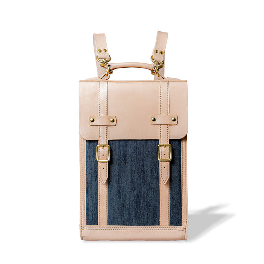 ROAVAN（ローバン） RASWING（ラスウィング） Vertiq（ヴァーティック） 縦型バックパック。栃木レザーと岡山県倉敷デニム（ムラ糸）を使用した日本製レザーバッグ。縦のラインを際立たせた端正なフォルムと、薄物向けの背面ポケットを備えたデザイン。経年変化で革とデニムが深みを増し、使うほどに艶と味わいを育てる縦型バックパック。