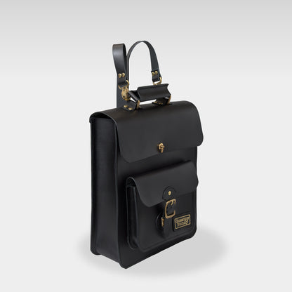 Roavan（ローバン） Gossipy Bunny（ゴシッピーバニー） Vertone（ヴェルトーン） 縦型サッチェルバッグ。縦のラインが美しい個性派デザイン。上質な牛革と真鍮パーツを使用し、使うほどに艶を増すエイジングが楽しめる日本製レザーバッグ。