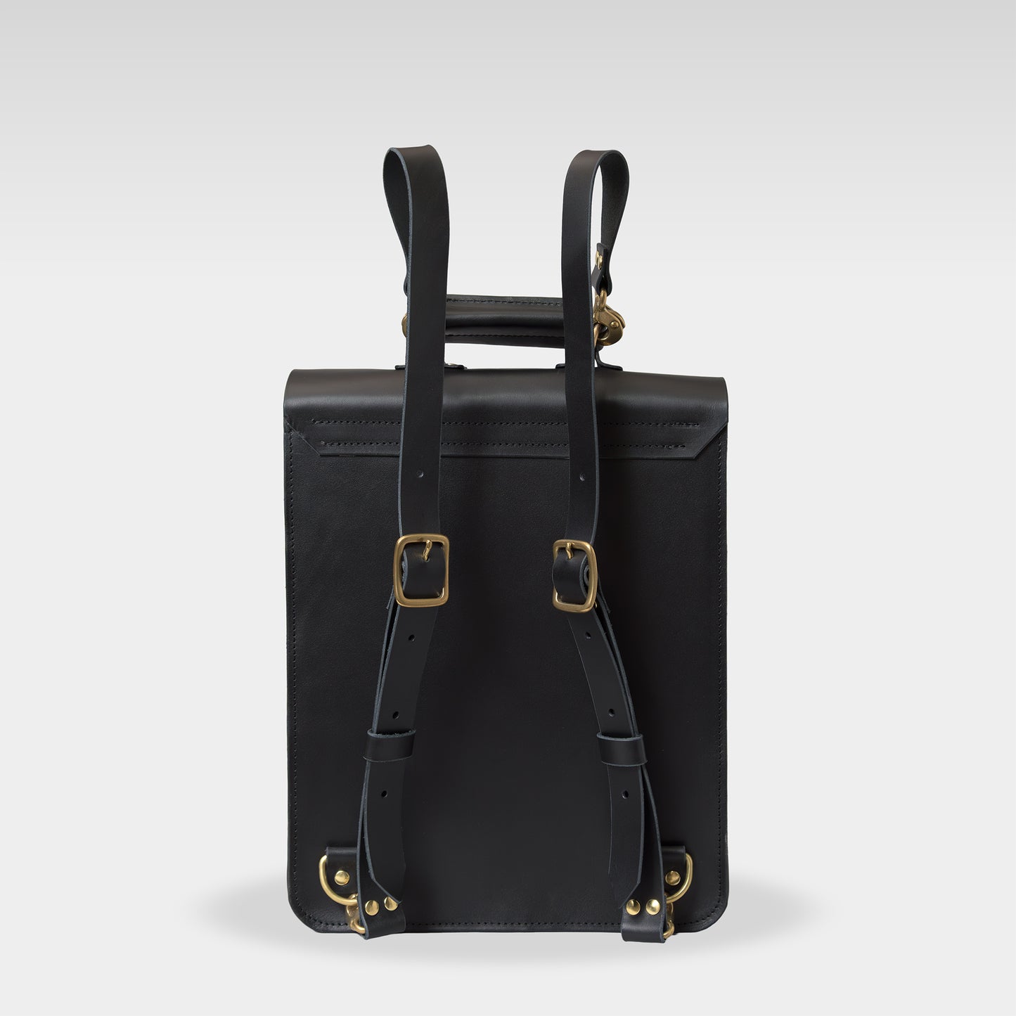 Roavan（ローバン） Gossipy Bunny（ゴシッピーバニー） Vertone（ヴェルトーン） 縦型サッチェルバッグ。縦のラインが美しい個性派デザイン。上質な牛革と真鍮パーツを使用し、使うほどに艶を増すエイジングが楽しめる日本製レザーバッグ。