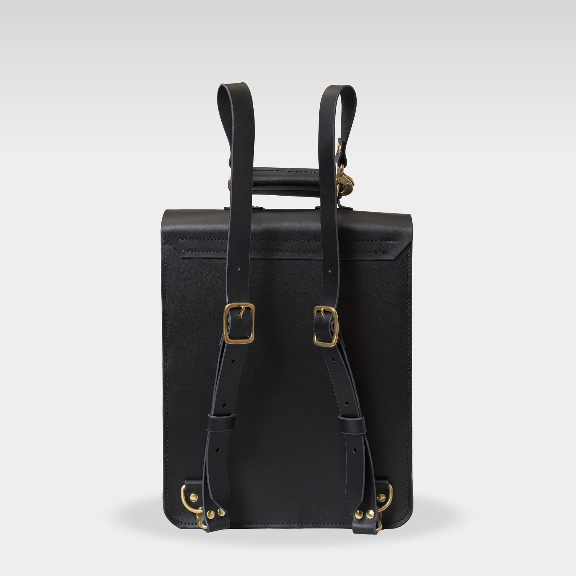 Roavan（ローバン） Gossipy Bunny（ゴシッピーバニー） Vertone（ヴェルトーン） 縦型サッチェルバッグ。縦のラインが美しい個性派デザイン。上質な牛革と真鍮パーツを使用し、使うほどに艶を増すエイジングが楽しめる日本製レザーバッグ。