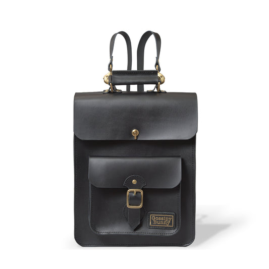 Roavan（ローバン） Gossipy Bunny（ゴシッピーバニー） Vertone（ヴェルトーン） 縦型サッチェルバッグ。縦のラインが美しい個性派デザイン。上質な牛革と真鍮パーツを使用し、使うほどに艶を増すエイジングが楽しめる日本製レザーバッグ。