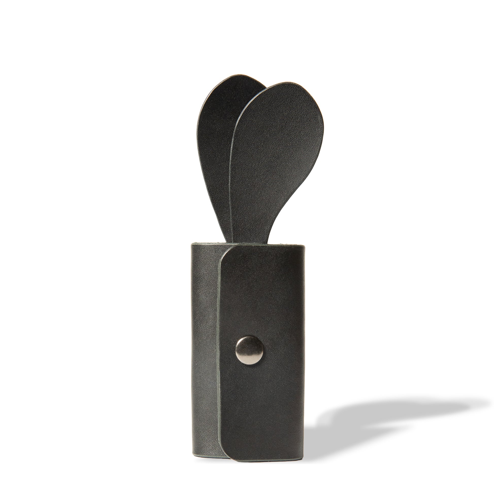 ROAVAN（ローバン） Gossipy Bunny（ゴシッピーバニー）の4連キーケース「Lapino（ラピーノ）」。日本製ブラックレザーと真鍮金具を使用し、ウサギの耳モチーフを備えた縦向きデザイン。本革の経年変化を楽しめる仕様。