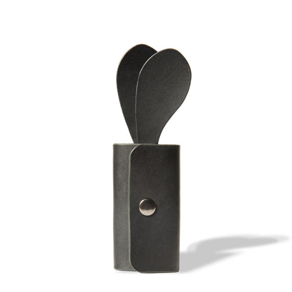 ROAVAN（ローバン） Gossipy Bunny（ゴシッピーバニー）の4連キーケース「Lapino（ラピーノ）」。日本製ブラックレザーと真鍮金具を使用し、ウサギの耳モチーフを備えた縦向きデザイン。本革の経年変化を楽しめる仕様。