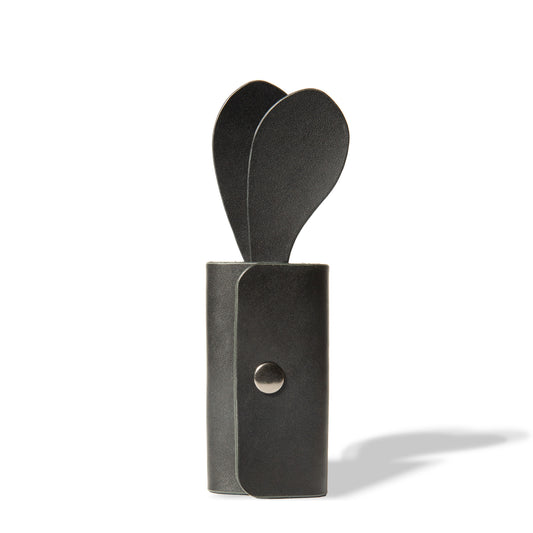 ROAVAN（ローバン） Gossipy Bunny（ゴシッピーバニー）の4連キーケース「Lapino（ラピーノ）」。日本製ブラックレザーと真鍮金具を使用し、ウサギの耳モチーフを備えた縦向きデザイン。本革の経年変化を楽しめる仕様。