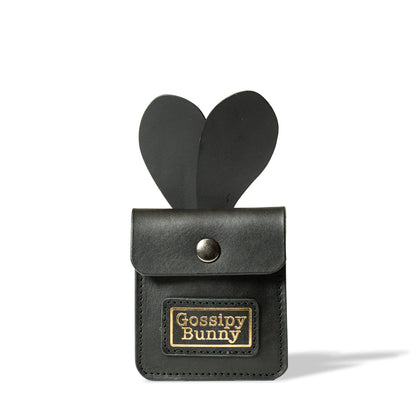 Roavan（ローバン） Gossipy Bunny（ゴシッピーバニー） ニコチン主義（ニコチンシュギ） 携帯灰皿（モバイル灰皿）。黒の牛革を使用し、市販インナー交換に対応した携帯灰皿で、ゴールド箔押しロゴの革パッチとウサギ耳パーツを組み合わせたデザイン。
