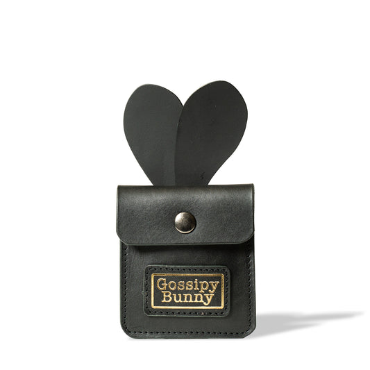 Roavan（ローバン） Gossipy Bunny（ゴシッピーバニー） ニコチン主義（ニコチンシュギ） 携帯灰皿（モバイル灰皿）。黒の牛革を使用し、市販インナー交換に対応した携帯灰皿で、ゴールド箔押しロゴの革パッチとウサギ耳パーツを組み合わせたデザイン。