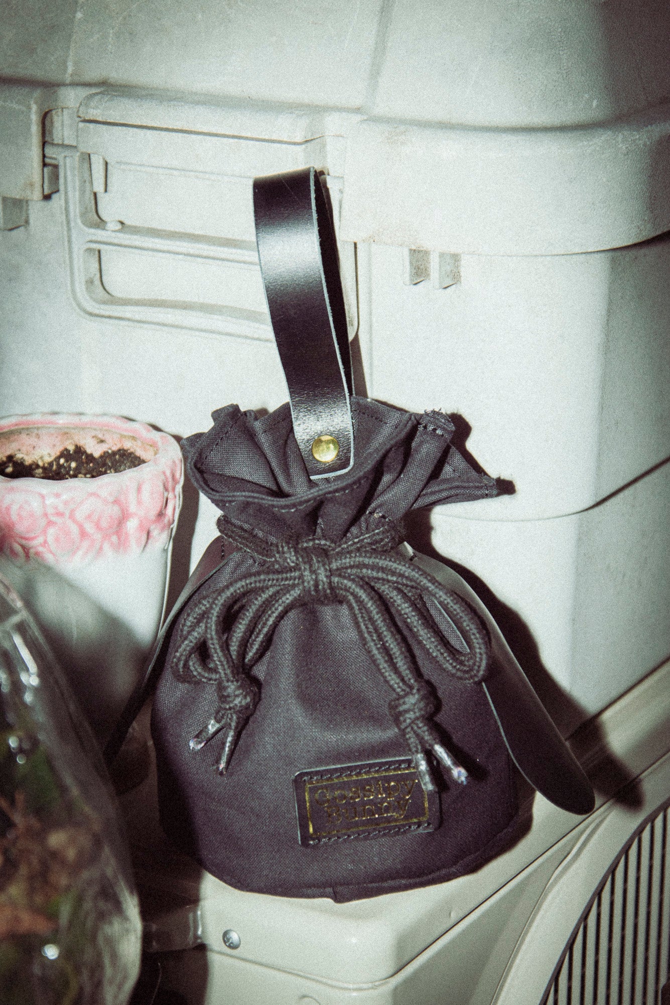 Roavan（ローバン） Gossipy Bunny（ゴシッピーバニー） Shinovy（シノヴィ） ミニサッチェルバッグ。国産牛革と真鍮パーツを使用し、軽くて上品な2way仕様の本革バッグ。普段使いからお出かけまで対応し、使うほどに味わいが深まるエイジングを楽しめます。